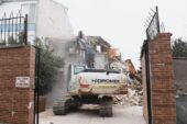 Tarihi surları tehdit eden riskli bina yıkıldı