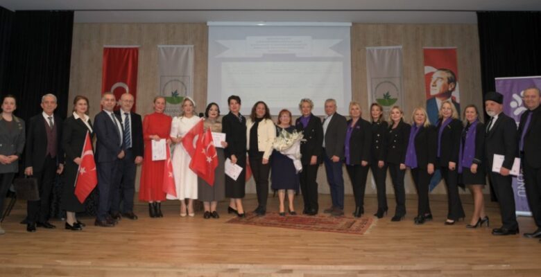 Kahraman hekimlerin hayatını meslektaşları teatral oyunla anlattı