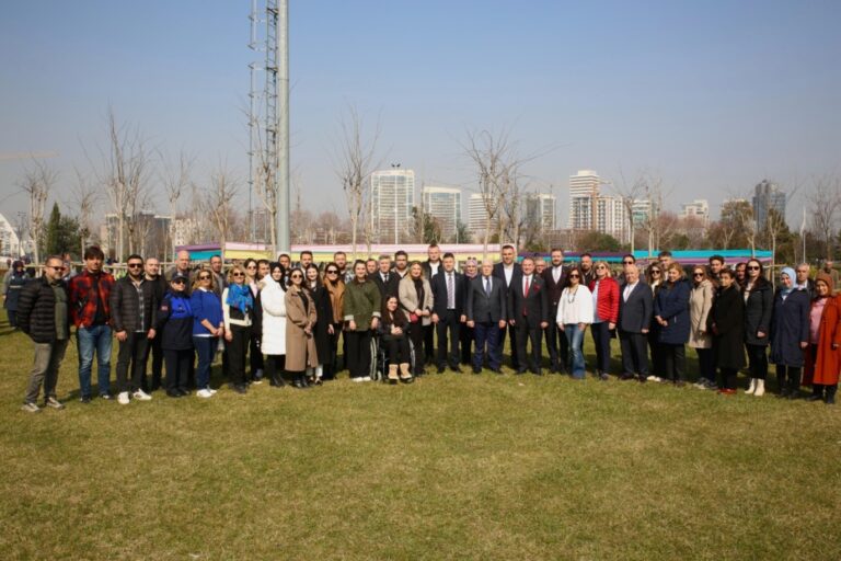Kadınlar Günü’nde çiçekler toprakla buluştu