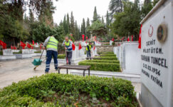Büyükşehir’den şehitliklerde titiz çalışma