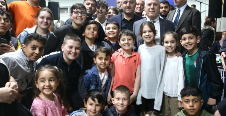 Başkan Bozbey’den gençlere halı saha müjdesi