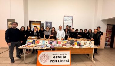 Gemlik Gümrük Müdürlüğü Çalışanlarından Örnek Davranış :Gemlik Fen Lisesine 900 Kitap Hediyesi