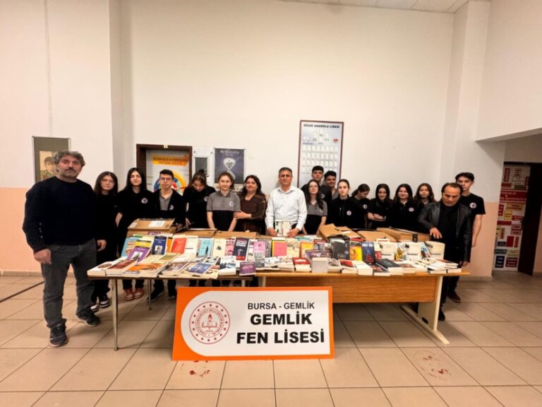 Gemlik Gümrük Müdürlüğü Çalışanlarından Örnek Davranış :Gemlik Fen Lisesine 900 Kitap Hediyesi