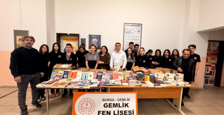Gemlik Gümrük Müdürlüğü Çalışanlarından Örnek Davranış :Gemlik Fen Lisesine 900 Kitap Hediyesi