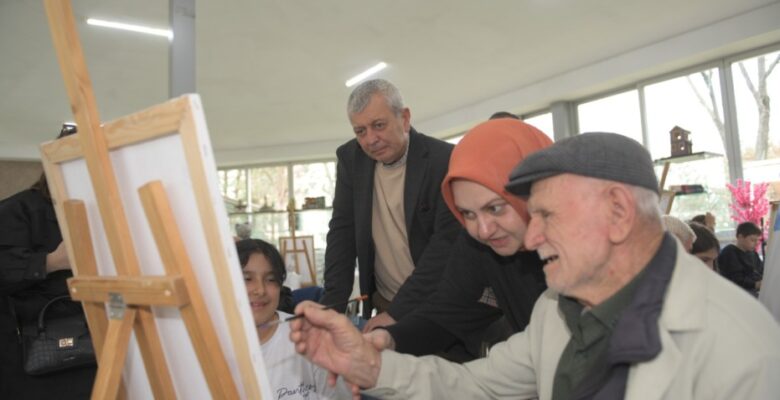 Osmangazili öğrenciler huzurevi sakinleriyle resim yaptı