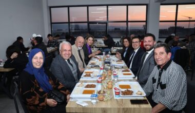 Başkan Şadi Özdemir aşevinde vatandaşlarla iftar yaptı Başkan Şadi Özdemir aşevinde vatandaşlarla iftar yaptı