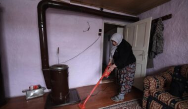 YAŞLILARIN EVLERİNİ İNEGÖL BELEDİYESİ TEMİZLİYOR