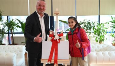 Başkan Karabatı’dan başarılı öğrenciye anlamlı hediye