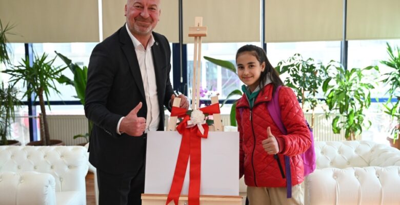 Başkan Karabatı’dan başarılı öğrenciye anlamlı hediye