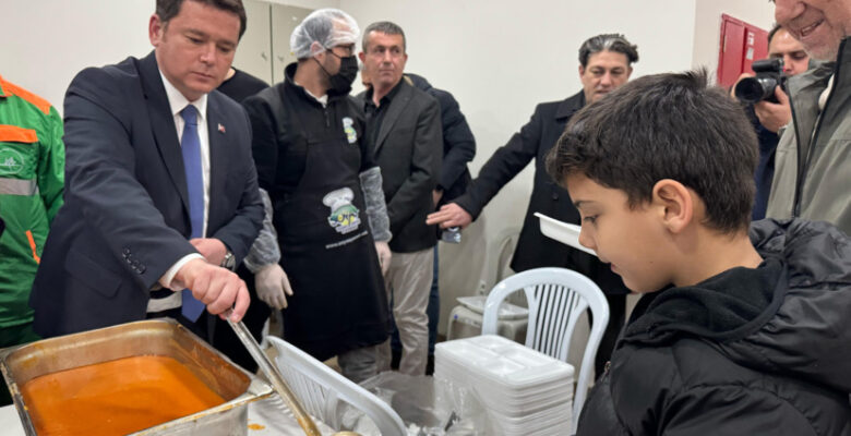 Başkan Aydın vatandaşlara iftar yemeği dağıttı
