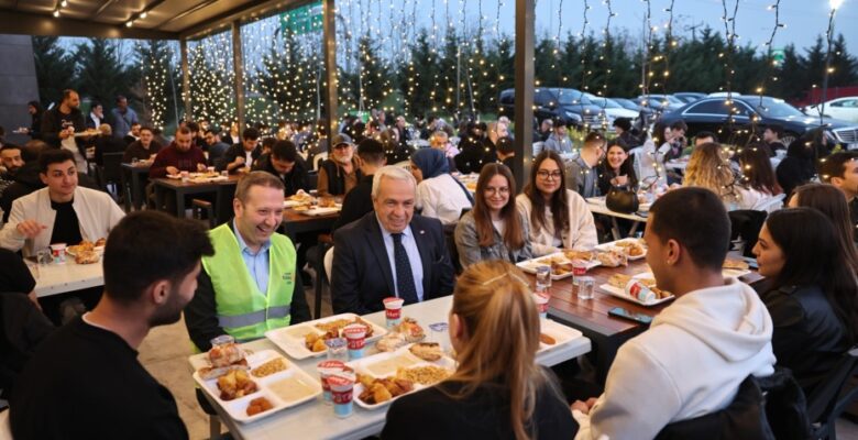 Başkan Şadi Özdemir gençlerle iftarda buluştu