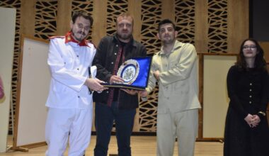 Karacabey Belediyesi’nin tiyatro etkinliği ayakta alkışlandı!