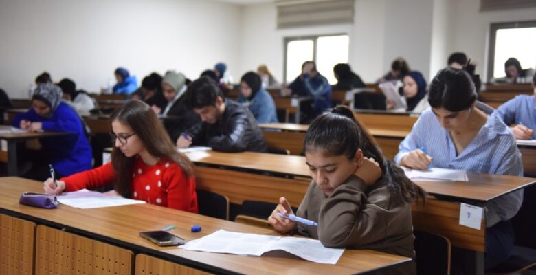 ÜNİVERSİTE ADAYLARINA SINAV PROVASI
