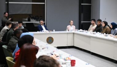 BAŞKAN YILMAZ SAHURDA GENÇLERİ AĞIRLADI