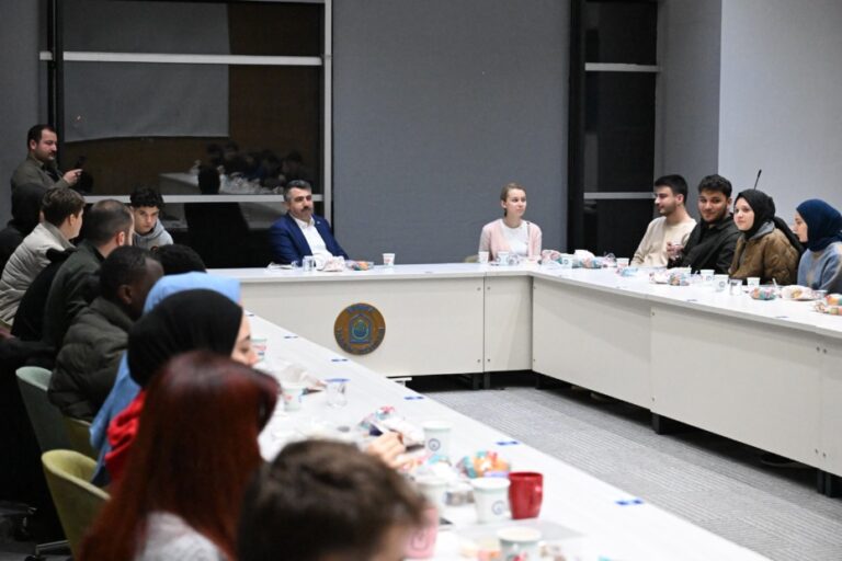 BAŞKAN YILMAZ SAHURDA GENÇLERİ AĞIRLADI