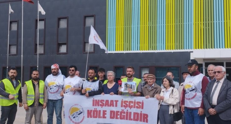 ÖDEMELERİNİ ALAMAYAN İNŞAAT İŞÇİLERİ 20 GÜNDÜR EYLEM YAPIYOR