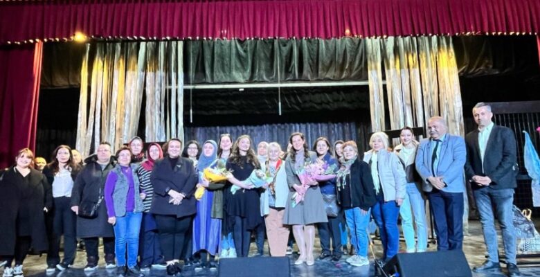 GEMLİK’TE ANLAMLI TİYATRO “KADINLAR KONUŞURSA” AYAKTA ALKIŞLANDI