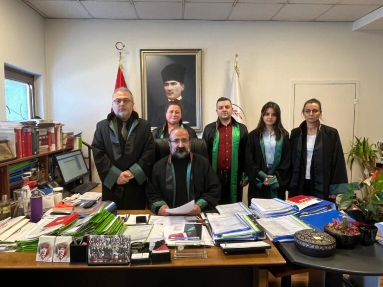 “Cezaevlerinde tutuklu ve hükümlüler,  yoğunluktan dolayı vardiya usulü uyuyor”