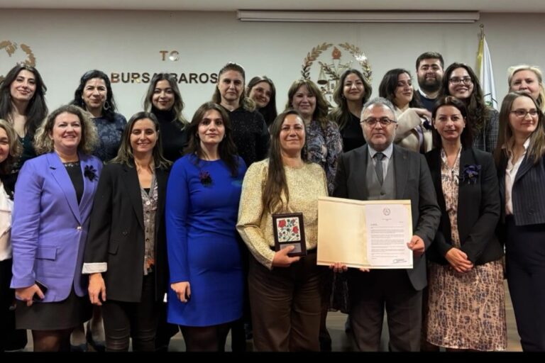 Bursa Barosu’nun “Güçlü Kadın Başarı Ödülü”  Akbelen direnişçisi muhtar Nejla Işık’a verildi