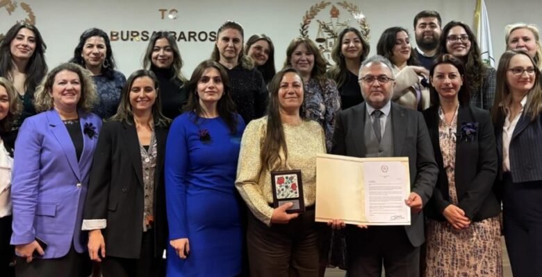 Bursa Barosu’nun “Güçlü Kadın Başarı Ödülü”  Akbelen direnişçisi muhtar Nejla Işık’a verildi