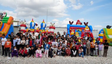 GESİAD BAYRAMDA, DEPREMZEDE ÇOCUKLARI SEVİNDİRDİ…