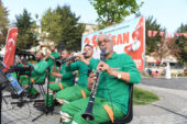 Liseli müzisyenler ve Temiz Orkestra çocuklar için söyledi