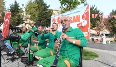 Liseli müzisyenler ve Temiz Orkestra çocuklar için söyledi