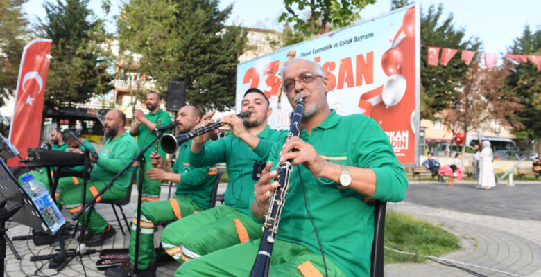 Liseli müzisyenler ve Temiz Orkestra çocuklar için söyledi