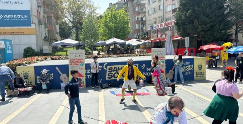 Bursa, tiyatro ile gülümsüyor