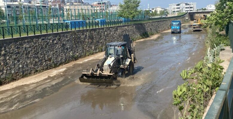 Büyükşehir’den Mandıras Deresi’nde yaz temizliği