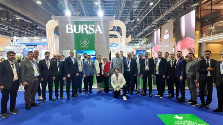 BAŞKAN ERCAN ÖZEL YENİŞEHİR’İ DÜNYAYA TANITIYOR
