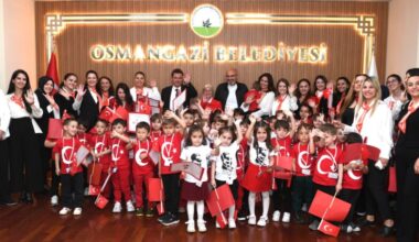Minik öğrencilerden Başkan Aydın’a 23 Nisan ziyareti