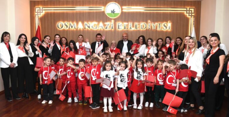 Minik öğrencilerden Başkan Aydın’a 23 Nisan ziyareti