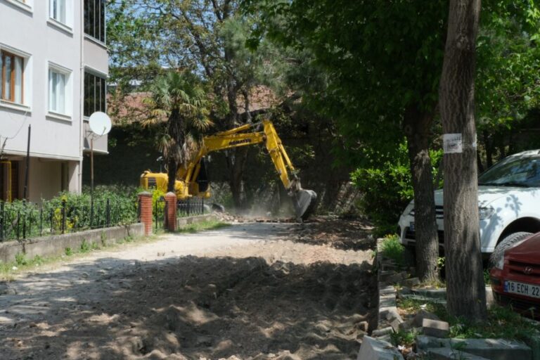 BAŞKAN ERDEM ‘’ALTYAPI ÇALIŞMASI BURSA CADDESİNDE BİTECEK”