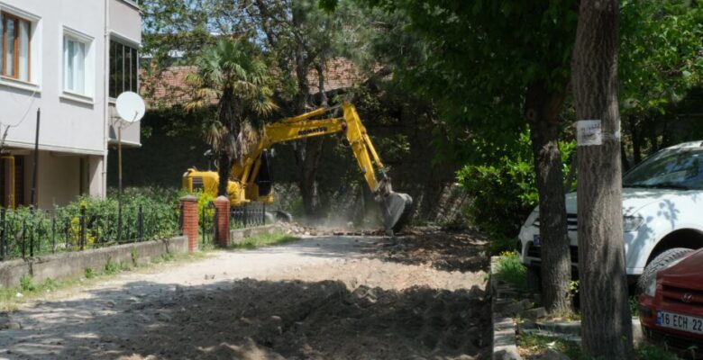 BAŞKAN ERDEM ‘’ALTYAPI ÇALIŞMASI BURSA CADDESİNDE BİTECEK”