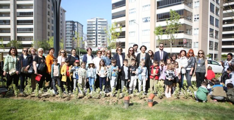 Yeni parkın bitkilerini minikler dikti