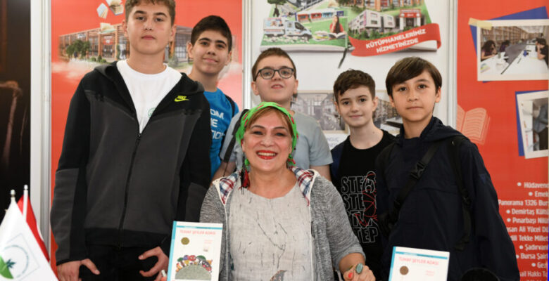 Yazar Halime Yıldız kitaplarını küçük okuyucuları için imzaladı