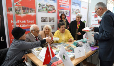 Şenal Sarıhan ve Zeki Sarıhan’a kitapseverlerden yoğun ilgi
