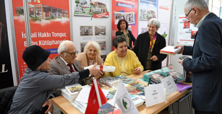 Şenal Sarıhan ve Zeki Sarıhan’a kitapseverlerden yoğun ilgi