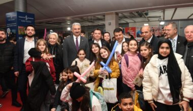 Şair ve yazar Nevzat Çelik okurlarıyla Osmangazi standında buluştu