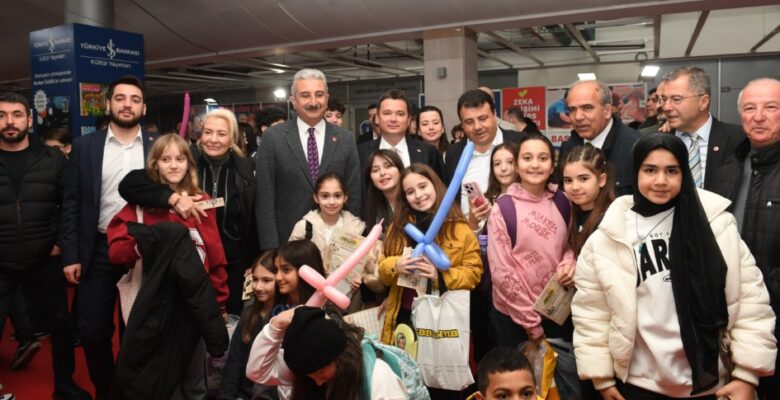 Şair ve yazar Nevzat Çelik okurlarıyla Osmangazi standında buluştu