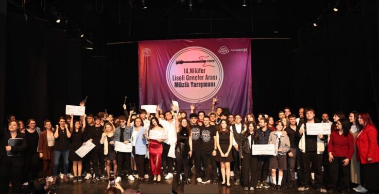 Liseli gençler müzik yeteneklerini sergiledi