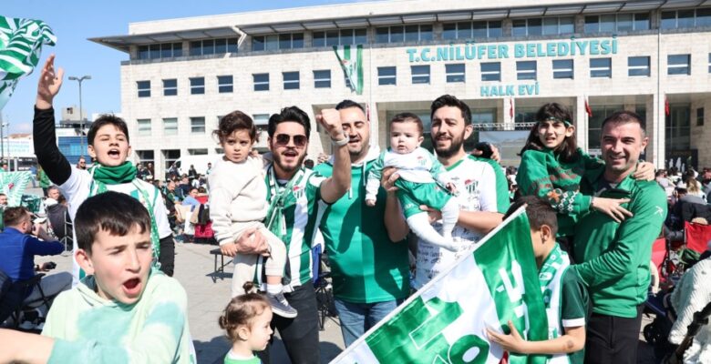 Bursaspor’un şampiyonluk maçı Halk Evi önünde dev ekranda izlendi