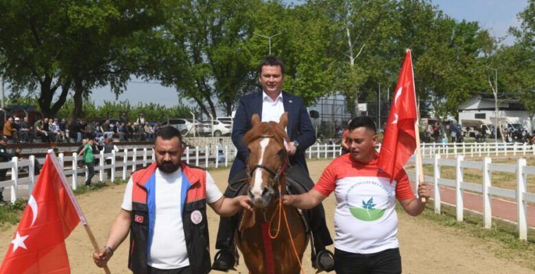 Osmangazi’de geleneksel rahvan at koşusu coşkusu