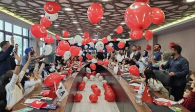A Parti: “23 Nisan, bir ülkenin kaderini çocukların gözlerine yazdığı gün”
