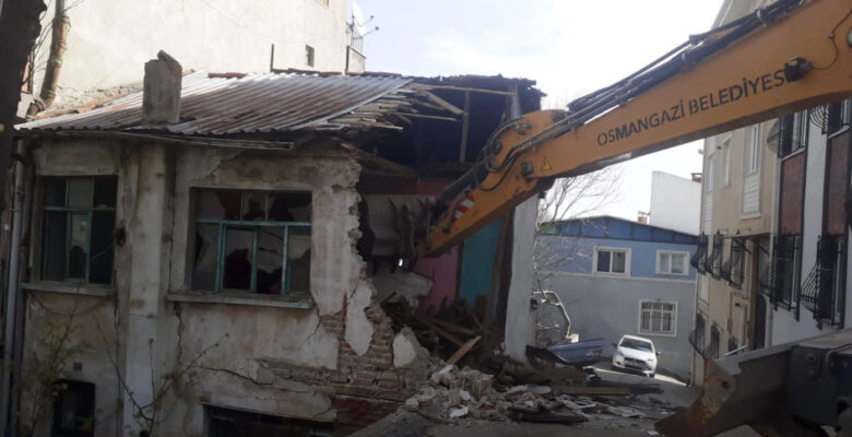 Osmangazi’de metruk binalar yıkılıyor