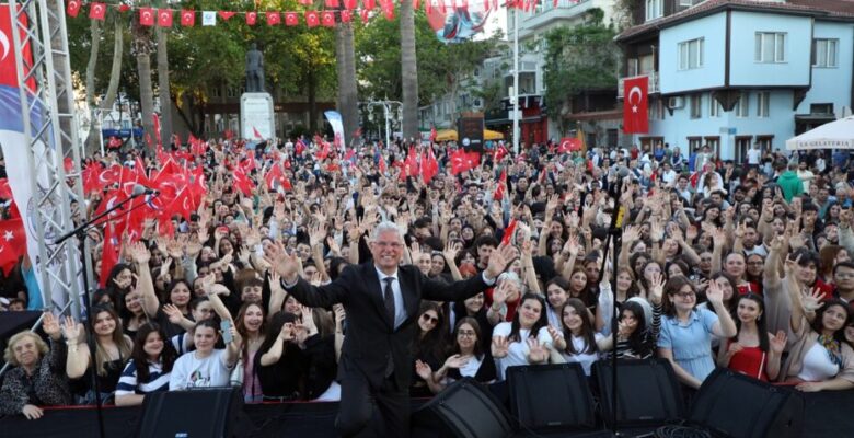 MUDANYA’DA 19 MAYIS COŞKUSU MEYDANLARI DOLDURDU
