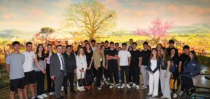 Üsküdar Amerikan Lisesi öğrencileri Harmancık Ortaokulu’na robotik laboratuvar kurdu