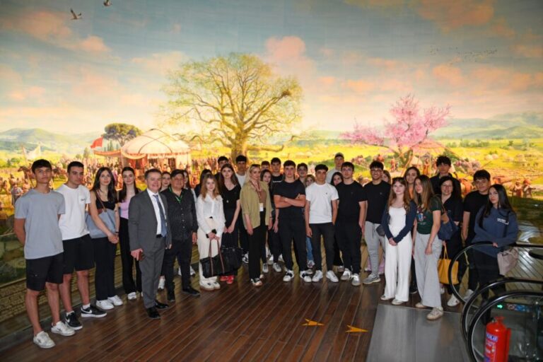 Üsküdar Amerikan Lisesi öğrencileri Harmancık Ortaokulu’na robotik laboratuvar kurdu