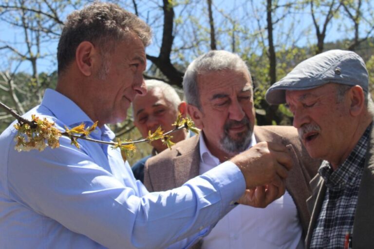 ORHAN SARIBAL: “ÇİFTÇİYE AKP ZULMÜ: TARLAYA BORÇ EKTİRDİ, ENKAZ BİÇTİRİYOR”